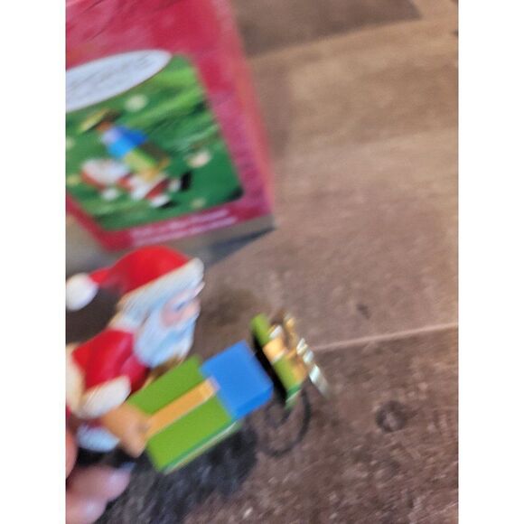 Hallmark 2001 peek-a-boo present ornament Xmas decor Santa Claus - Picture 3 of 4